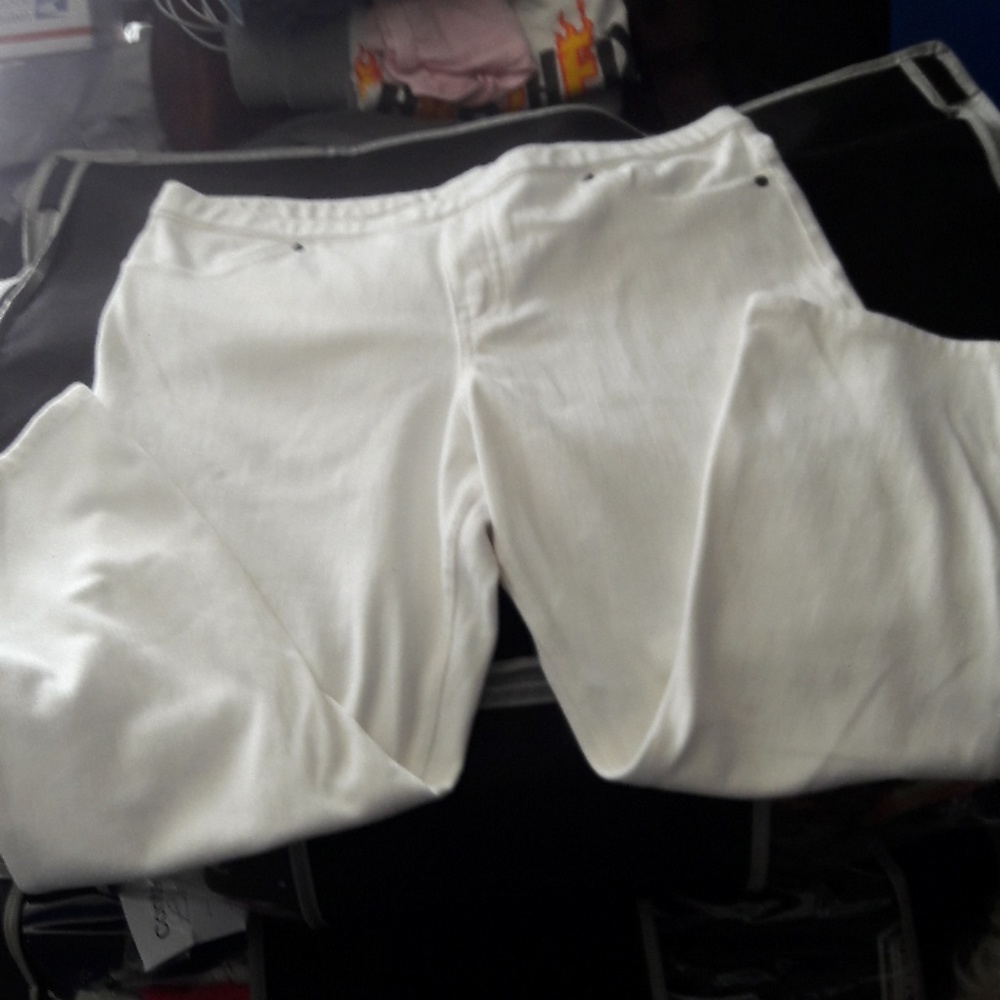 White crop pants